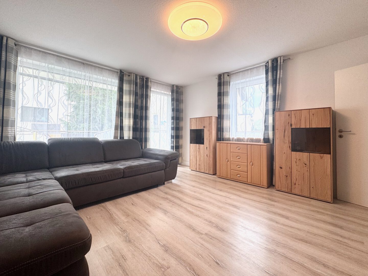 Lichtdurchflutetes Wohnzimmer