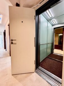 moderner Aufzug in der Wohnung
