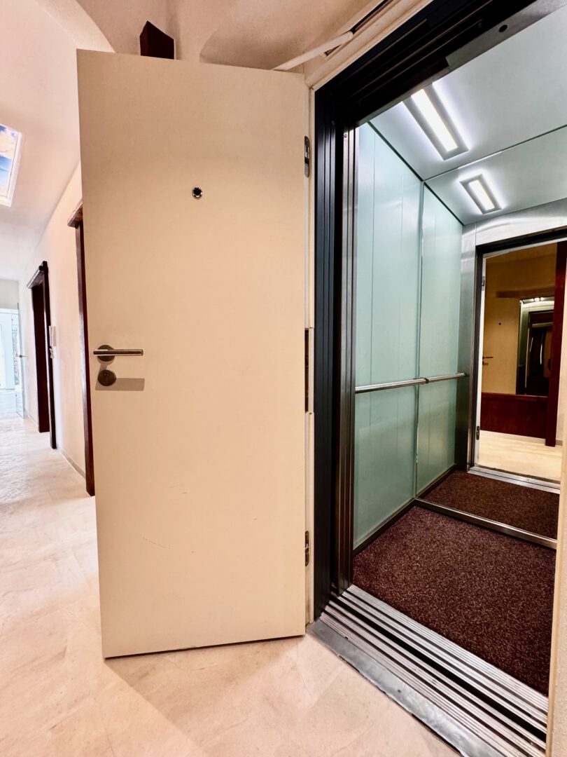 moderner Aufzug in der Wohnung