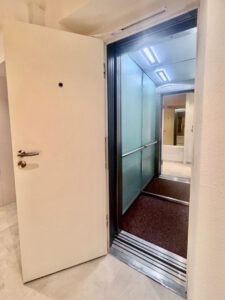 moderner Aufzug in der Wohnung