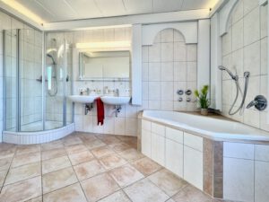 Badezimmer mit Fenster