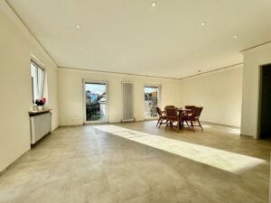 lichtdurchflutetes Wohnzimmer