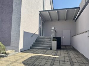 Überdachter Haupteingang