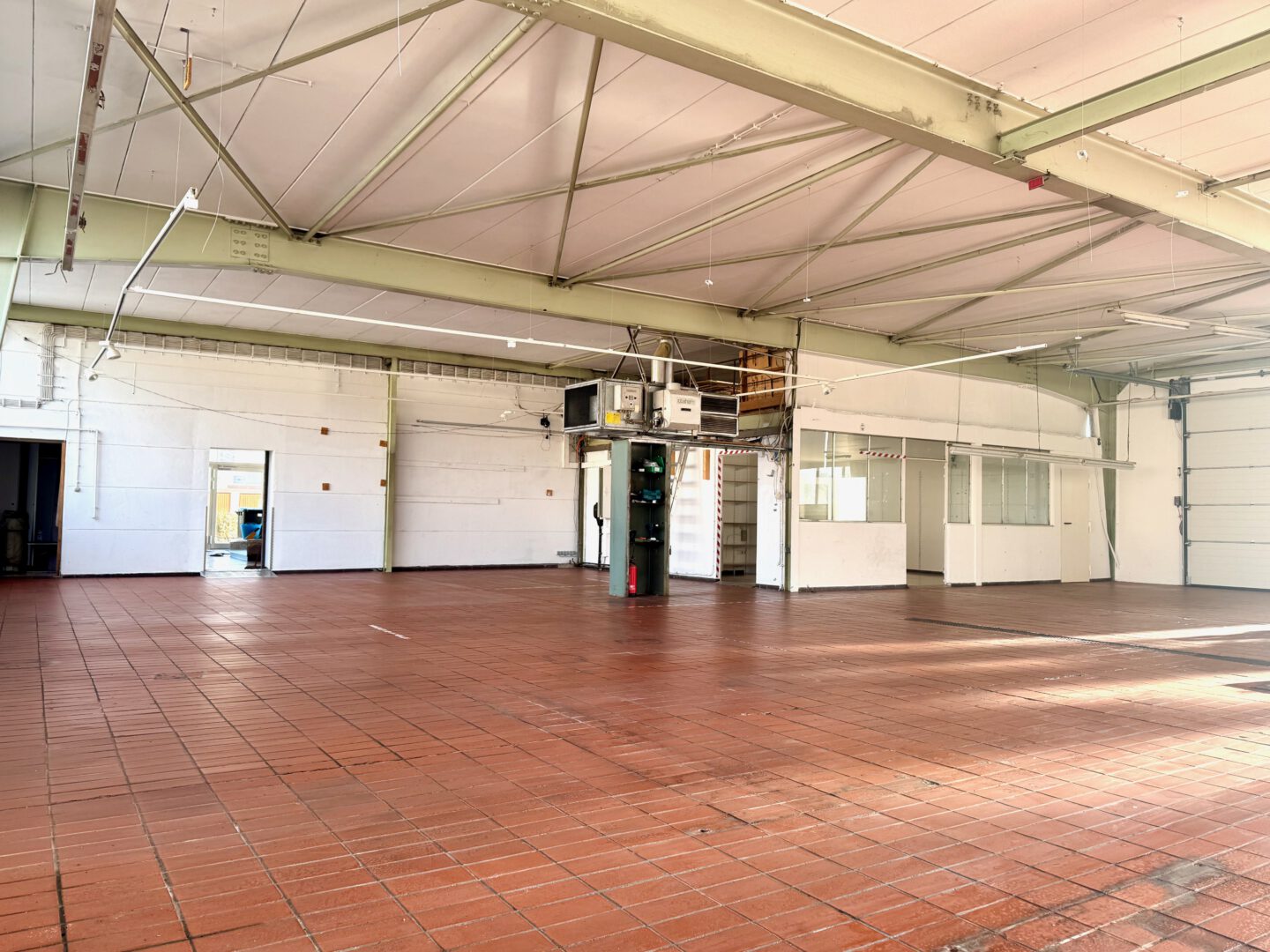 Vermietete Gewerbehalle mit Buero und Freigelaende in Koenigsbrunn Nord