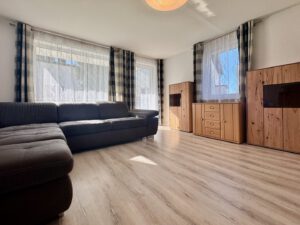 lichtdurchflutetes Wohnzimmer