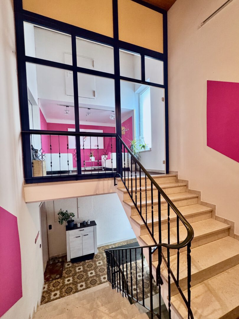 Aufgang zu Gewerberäumen im DG