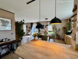 Blick von Küche in Wohnbereich