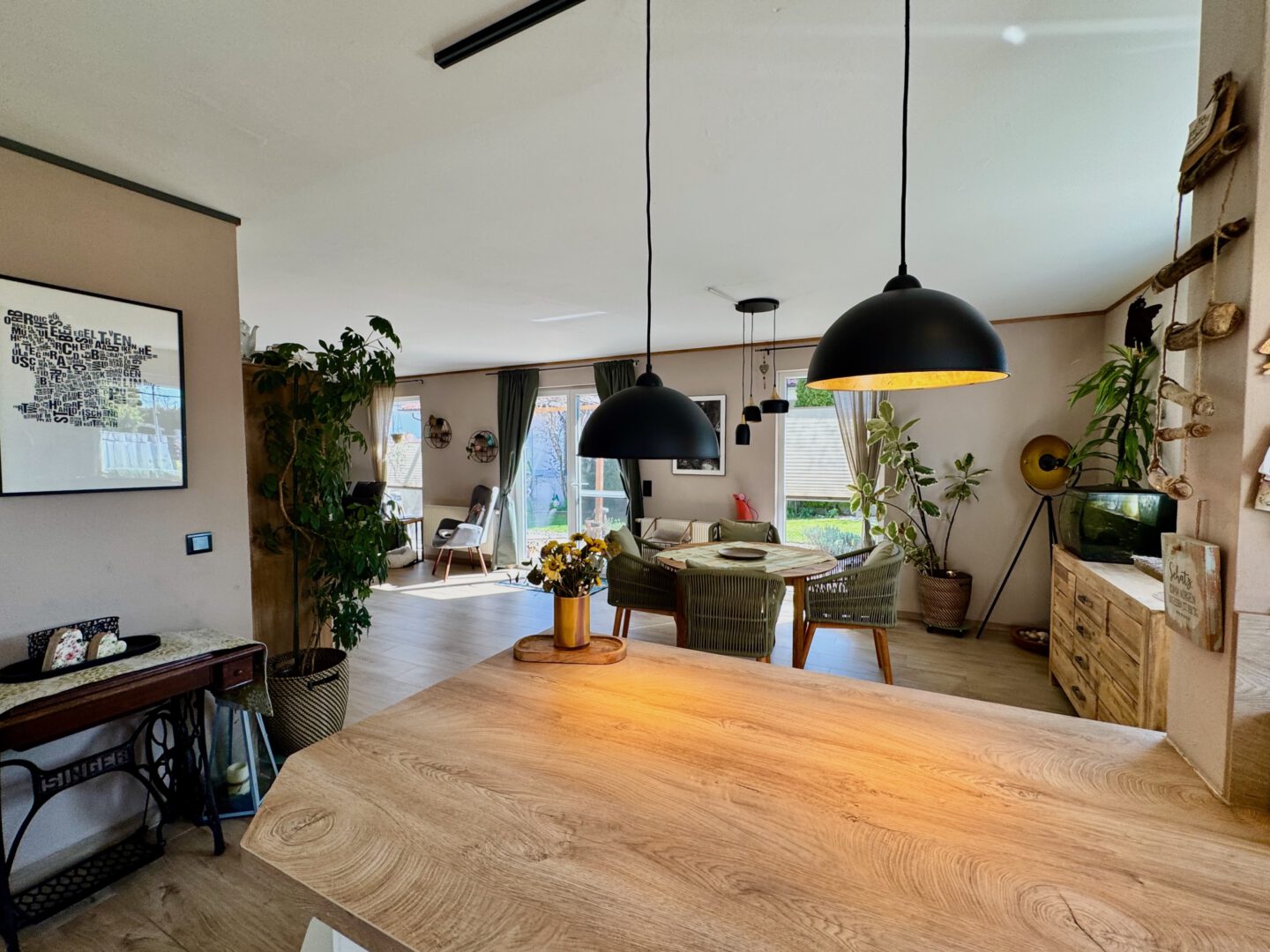 Blick von Küche in Wohnbereich