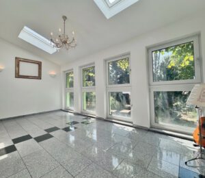 EINFAMILIENHAUS ALS WOHNOASE IN ETTRINGEN: STILVOLL SANIERT MIT GARTEN & WOHNMOBIL-GARAGE